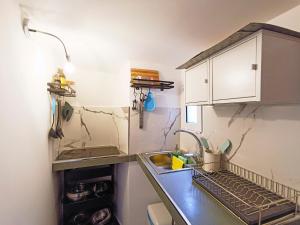 A kitchen or kitchenette at Mini Studio con Balcone a Piazza del Popolo
