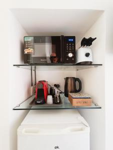 A kitchen or kitchenette at Mini Studio con Balcone a Piazza del Popolo