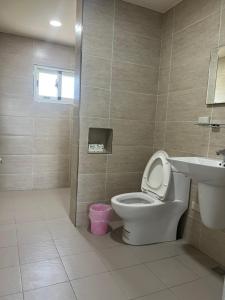 een badkamer met een toilet en een wastafel bij 情人灣二館 in Magong