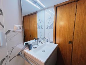 A bathroom at Mini Studio con Balcone a Piazza del Popolo