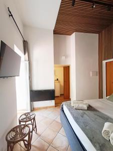 A television and/or entertainment centre at Mini Studio con Balcone a Piazza del Popolo