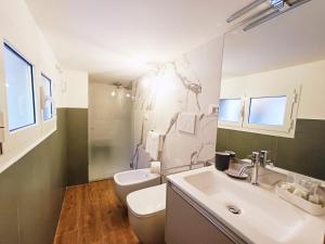 A bathroom at Mini Studio con Balcone a Piazza del Popolo