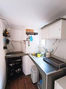 A kitchen or kitchenette at Mini Studio con Balcone a Piazza del Popolo
