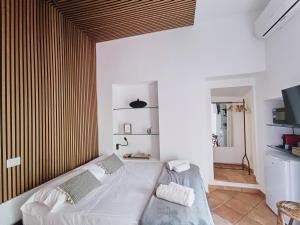 A bed or beds in a room at Mini Studio con Balcone a Piazza del Popolo
