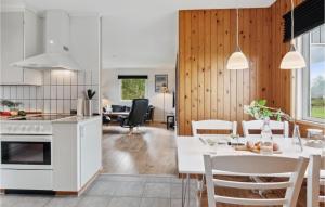 kuchnia i jadalnia ze stołem i krzesłami w obiekcie Gorgeous Home In Sams With Kitchen w mieście Kolby Kås