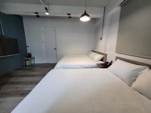 Giường trong phòng chung tại 敘時光行旅 Telling Story House