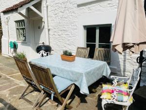 una mesa con un mantel azul en el patio en Charming 200 yr old Mill House right on the water en Bristol