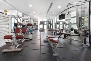 Fitness centrum a/nebo fitness zařízení v ubytování StoneTree - Modern Style 1 BR near Marina Walk