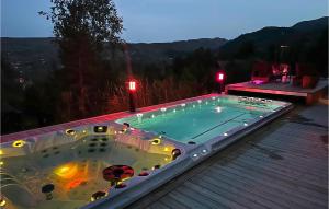 努爾黑姆松的住宿－Amazing Home In Norheimsund With Wifi，房屋屋顶上的大型热水浴池