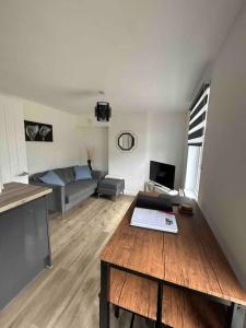 ein Wohnzimmer mit Sofa und Tisch in der Unterkunft Herne view maisonette beautiful countryside views in Ilminster