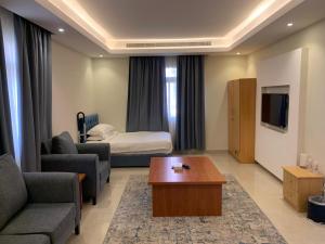 a living room with a couch and a bed at بيوت عطلات التلال الفاخرة للايؤاء السياحي altelal alfakhra holiday homes in Taif
