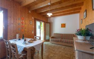 sala de estar con mesa y sofá en Nice Apartment In Sacile -pd- With Wifi, Outdoor Swimming Pool And Swimming Pool, en Sacile