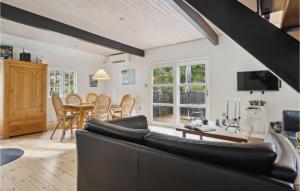 - un salon avec un canapé et une table dans l'établissement Beautiful Home In Rm With House Sea View, à Havneby
