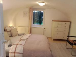 a bedroom with a large bed and a window at Apartment mit 1 Schlafzimmer in Altstadthaus in Sankt Veit an der Glan