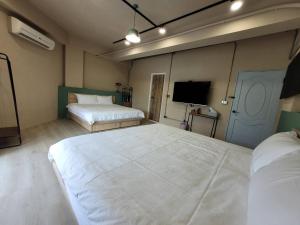 Giường trong phòng chung tại 敘時光行旅 Telling Story House