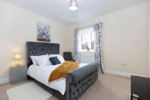 een slaapkamer met een groot bed en een raam bij Supreme House in Middlesbrough