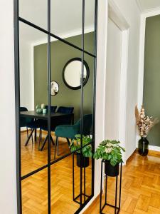 een spiegel in een kamer met een tafel en een stoel bij Chez Ethan, 5 min à pied de l'Acropole in Athene