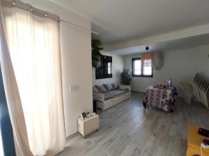 Khu vực ghế ngồi tại 3 Private rooms - 3 habitaciones privadas shared duplex Gara with private pool +15 ảnh