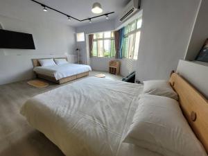 Giường trong phòng chung tại 敘時光行旅 Telling Story House