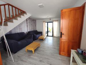 Khu vực ghế ngồi tại 3 Private rooms - 3 habitaciones privadas shared duplex Gara with private pool