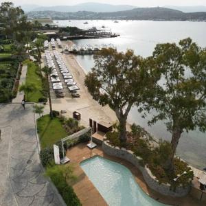 vista aerea su una piscina accanto al porto turistico di Kaya Palazzo Resort & Residences Le Chic Bodrum a Bodrum City