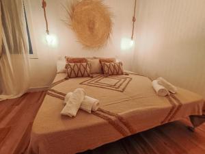 Chakra House Fuerteventura - Affordable Rooms in a Cozy Guesthouse客房内的一张或多张床位