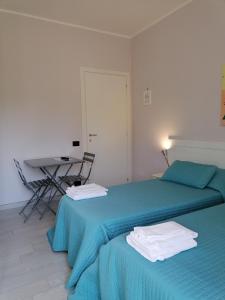 - deux lits assis l'un à côté de l'autre dans une pièce dans l'établissement Residenza Guglielmi, à Campobasso