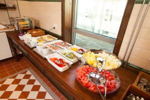 un buffet de comida en una mesa en una cocina en Hotel Bishops Arms Piteå en Piteå