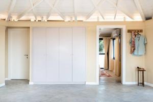 a large white closet in a room with a ceiling at בית בהר- בקתה יפיפיה בקצה הגלבוע in Sede Terumot