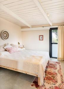 1 dormitorio con 1 cama grande en una habitación en בית בהר- בקתה יפיפיה בקצה הגלבוע en Sede Terumot