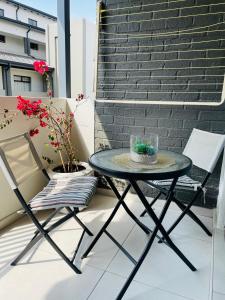 einen kleinen Tisch und zwei Stühle auf einer Terrasse in der Unterkunft APOLLO LUXURY APARTMENT in Sandton