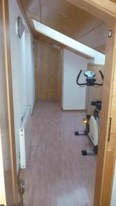 ein leeres Zimmer mit Fitnessraum mit Laufband und Heimtrainer in der Unterkunft Haus Vallaster in Sankt Gallenkirch