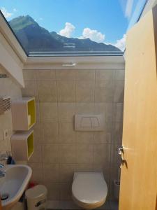 La salle de bains est pourvue de toilettes et d'une fenêtre. dans l'établissement Haus Vallaster, à Sankt Gallenkirch