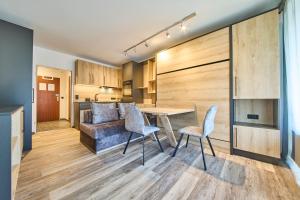 eine Küche und ein Wohnzimmer mit einem Tisch und Stühlen in der Unterkunft Appartement Bittner in Saalbach-Hinterglemm