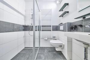 ein weißes Bad mit einem WC und einem Waschbecken in der Unterkunft Appartement Bittner in Saalbach-Hinterglemm
