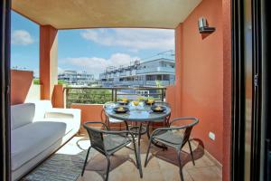 eine Terrasse mit einem Tisch und Stühlen auf dem Balkon in der Unterkunft 1BD apartment in lovely Tejita in Granadilla de Abona