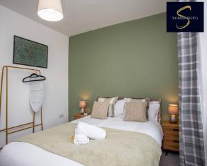 - une chambre avec un lit et des serviettes dans l'établissement Cosy Business Haven - 3 Bed Newcastle City - FREE PARKING, à Newcastle upon Tyne