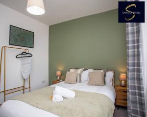 een slaapkamer met een bed met handdoeken erop bij Cosy Business Haven - 3 Bed Newcastle City - FREE PARKING in Newcastle upon Tyne