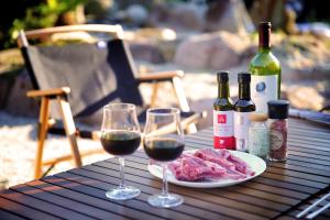 una mesa con dos copas de vino y un plato de carne en KINHOMARU - Vacation STAY 81323v en Shodoshima