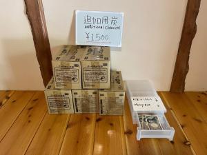 uma pilha de caixas sentadas num piso de madeira em KINHOMARU - Vacation STAY 81323v em Shodoshima