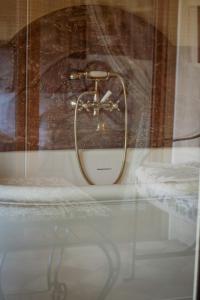 a reflection of a shower in a glass window at Grand Hotel Son Net in Puigpunyent