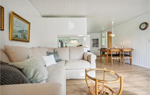 uma sala de estar com um sofá e uma mesa em Beautiful Home In Rm With Kitchen em Bolilmark