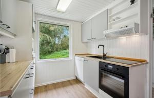 cocina con fregadero y ventana en Beautiful Home In Rm With Kitchen, en Bolilmark