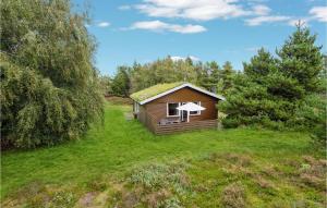 Cabaña pequeña con techo de césped en un campo en Beautiful Home In Rm With Kitchen, en Bolilmark