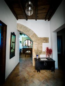 sala de estar con mesa y pared de piedra en Fabulosa, Casa Mudéjar. Centro Histórico., en Carmona
