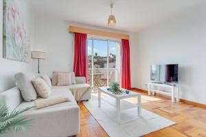 - un salon avec un canapé et une table dans l'établissement Camara de Lobos Apt by HR Madeira, à Câmara de Lobos