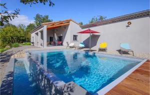 una piscina frente a una casa en Gorgeous Home In Labeaume With Kitchen, en Labeaume