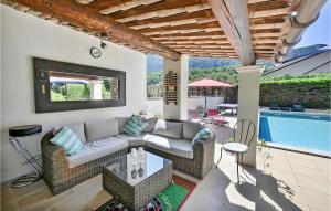 a living room with a couch and a pool at Nice Home In Maubec With 3 Bedrooms, Private Swimming Pool And Outdoor Swimming Pool in Maubec