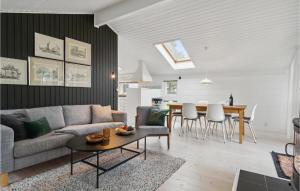 een woonkamer met een bank en een tafel bij Beautiful Home In Frederikshavn With Kitchen in Frederikshavn