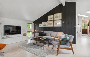salon z kanapą i stołem w obiekcie Beautiful Home In Frederikshavn With Kitchen w mieście Frederikshavn